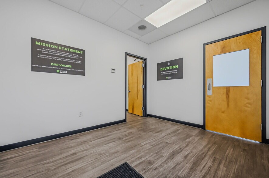 More Photos Of 410 Diamond State Blvd, Middletown Light Distribution For Lease