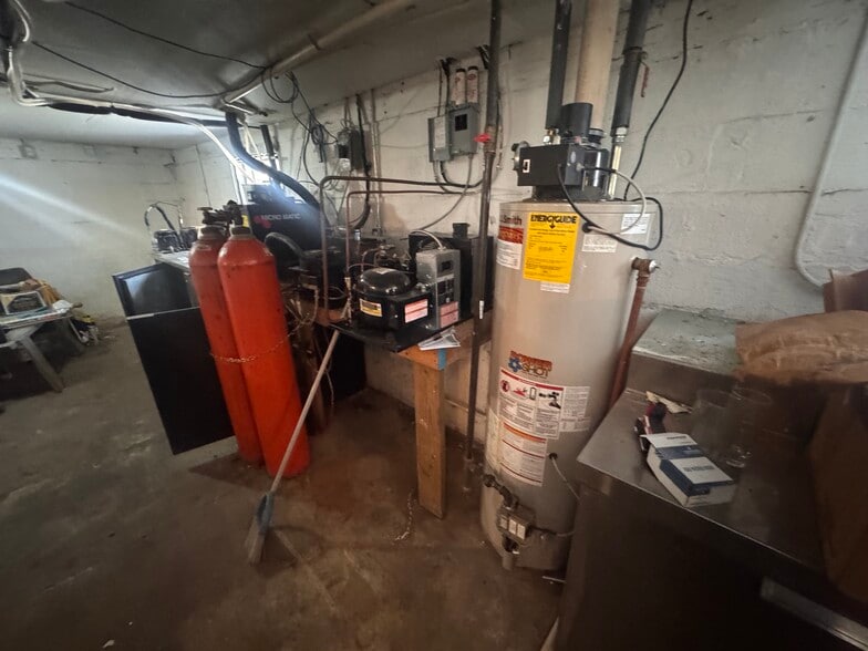 More Photos Of 1705 Columbus Ave, Bay City Restaurant For Sale