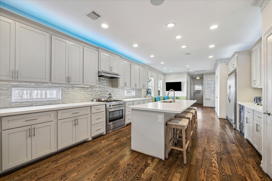 More Photos Of 638 Heights Blvd, Houston Office For Sale