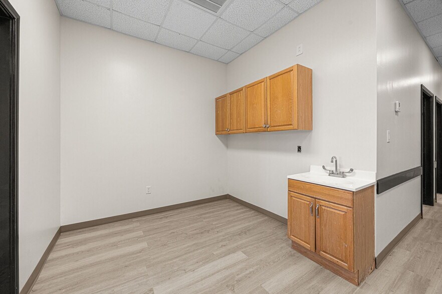 More Photos Of 8777 S Gessner Dr, Houston Freestanding For Lease