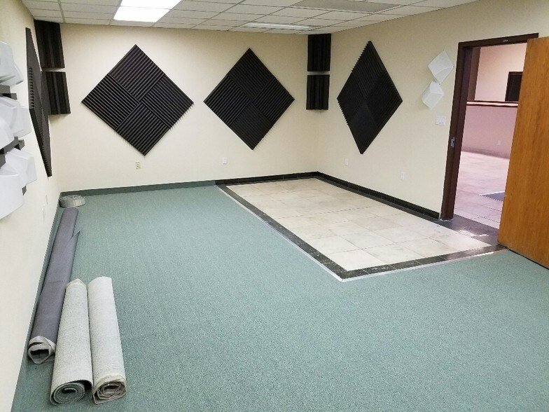 More Photos Of 5040 Edna Ave, Las Vegas Office For Lease