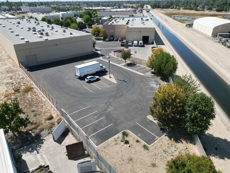 More Photos Of 4300-4308 Resnik Ct, Bakersfield Distribution For Lease