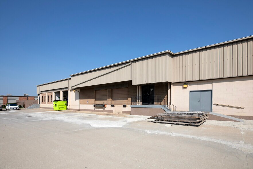 More Photos Of 11600-11630 W 85th St, Lenexa Warehouse For Sale