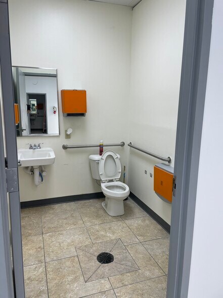 More Photos Of 13510-13520 Perkins Rd, Baton Rouge Storefront Retail Office For Lease