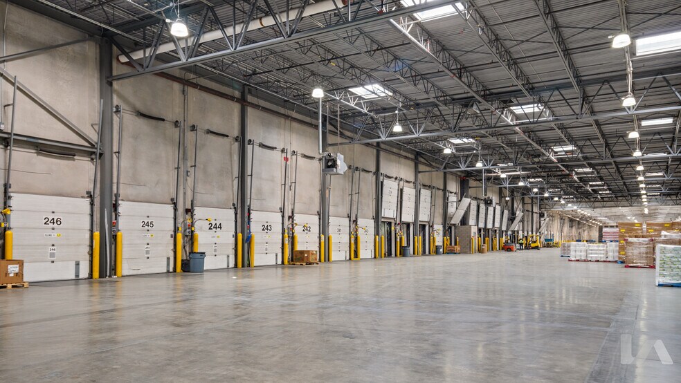 More Photos Of 8495 Goreway Dr, Brampton Distribution For Lease