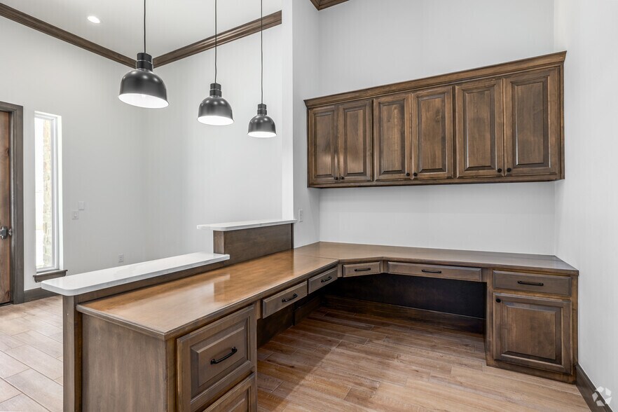 More Photos Of 2900 Washington Dr, Norman Unknown For Lease