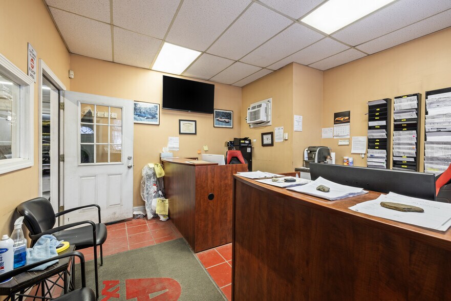 More Photos Of 20 Woodland St, Methuen Auto Repair For Sale