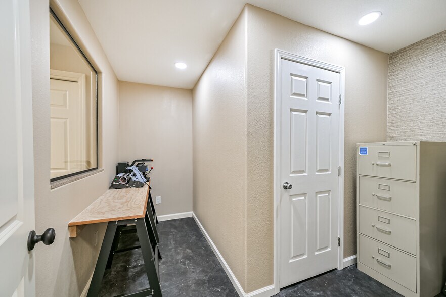 More Photos Of 2466 W Highway 6, Alvin Office Residential For Sale