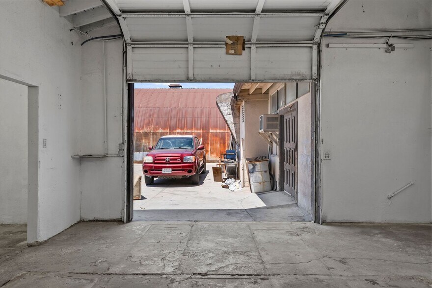 More Photos Of 14222-14226 Aetna St, Van Nuys Warehouse For Lease