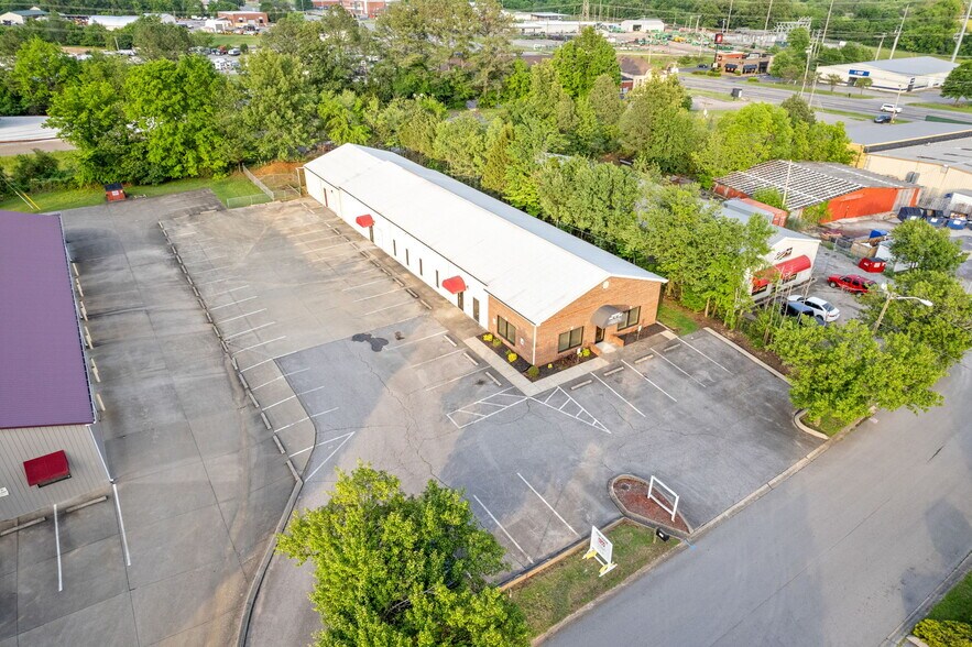 More Photos Of 131 Corporate Dr, Clarksville Flex For Lease