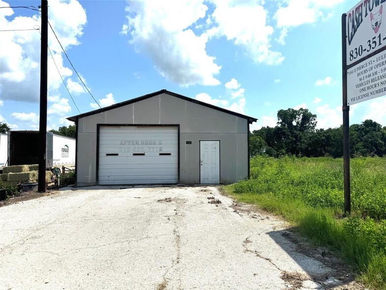 Primary Photo Of 1541 E Pierce St, Luling Industrial For Sale