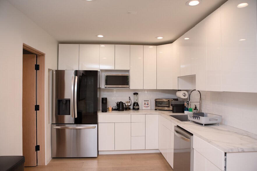 More Photos Of 648 N St. Andrews Pl, Los Angeles Loft Creative Space For Sale