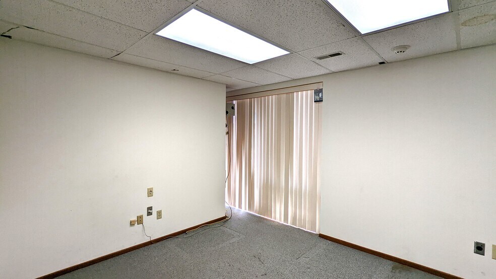 More Photos Of 8421 University Ave, Clive Office Residential For Lease