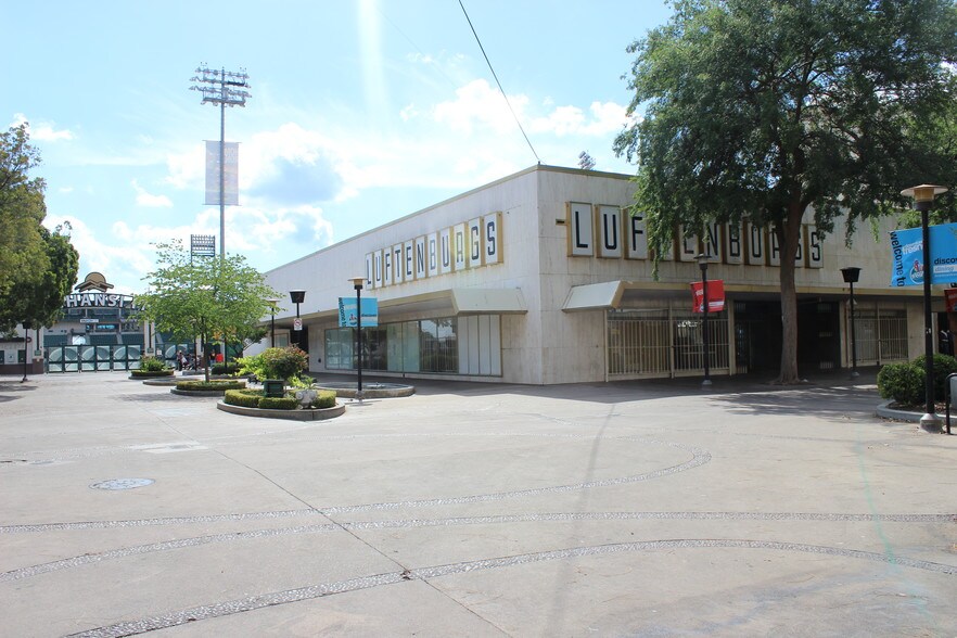 More Photos Of 909 Fulton Mall, Fresno Freestanding For Lease