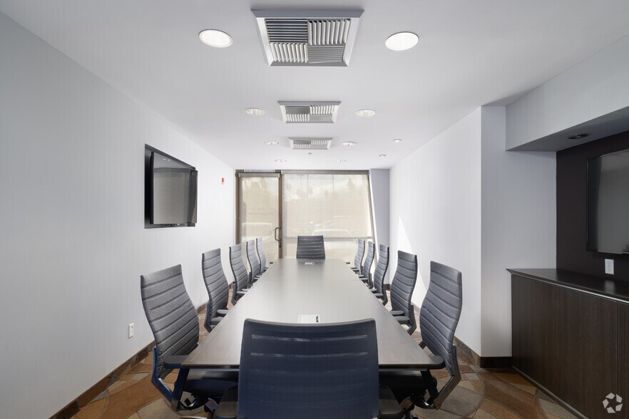 More Photos Of 500 S Palm Canyon Dr, Palm Springs Office For Lease