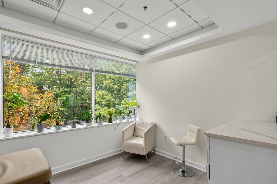 More Photos Of 7601 Lewinsville Rd, McLean Medical For Sale