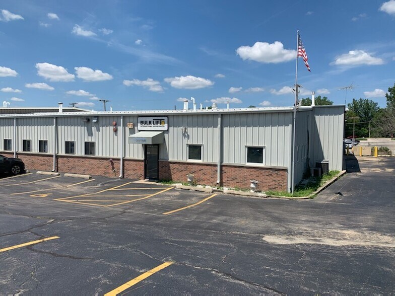 More Photos Of 1013 Tamarac Dr, Carpentersville Warehouse For Lease