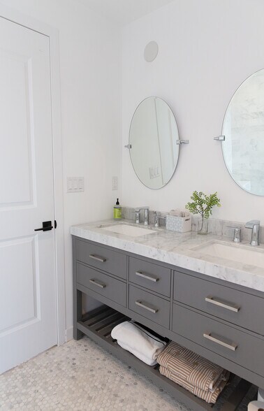 More Photos Of 511 E Balboa Blvd, Newport Beach Storefront Retail Residential For Sale