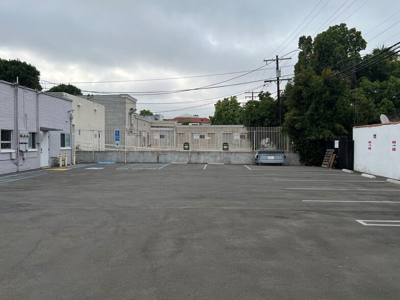 More Photos Of 224 S Robertson Blvd, Beverly Hills General Retail For Lease