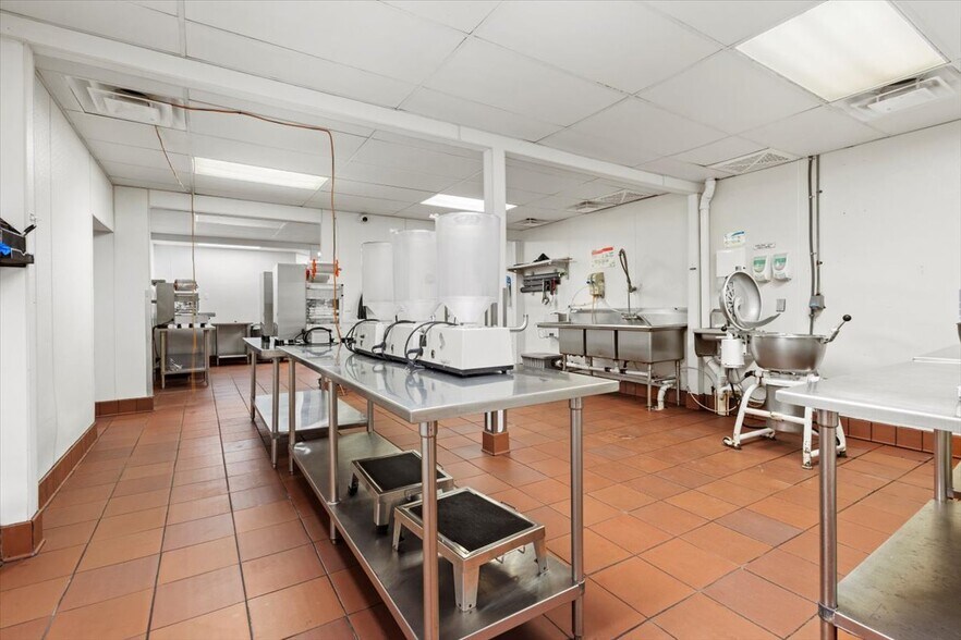 More Photos Of 1250-1264 SW Biltmore St, Port Saint Lucie Warehouse For Sale