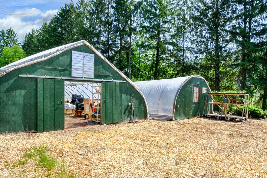 More Photos Of 265 Main St, Delhi Garden Center For Sale