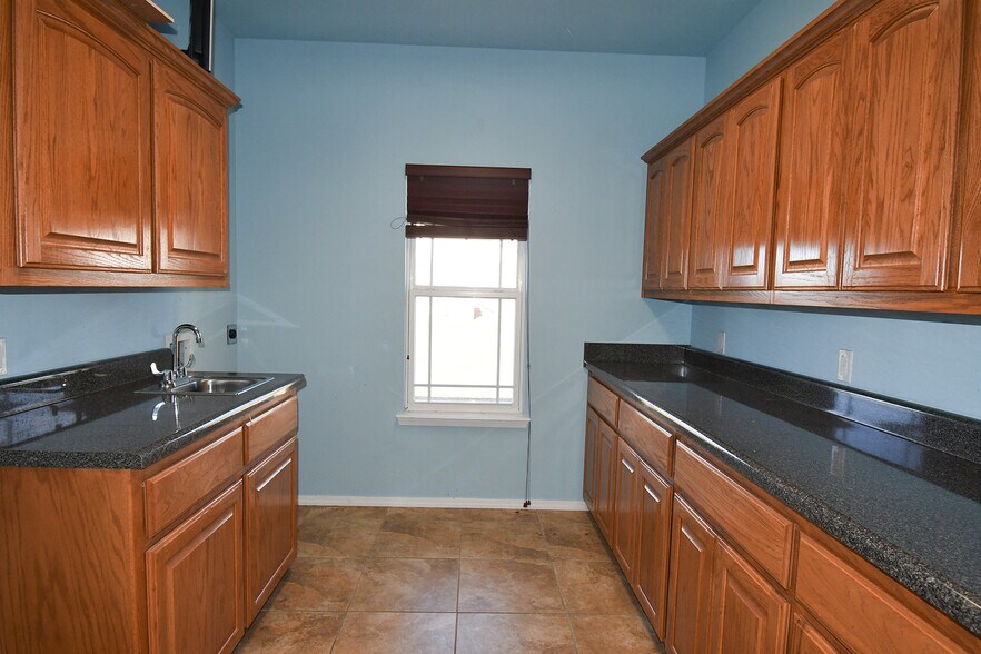 More Photos Of 455 W Ruth Ave, Sallisaw Office For Sale