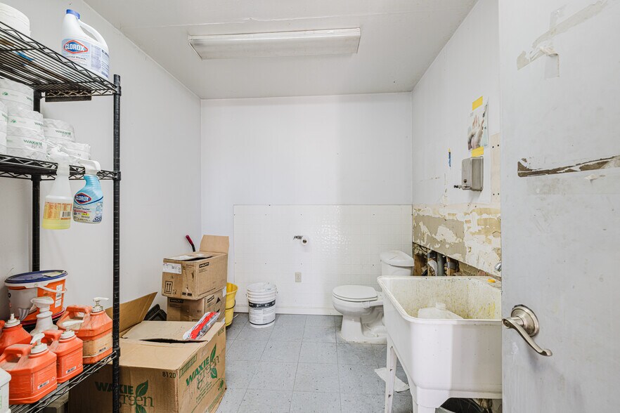 More Photos Of 824 Poplar St, Carlin Industrial For Sale