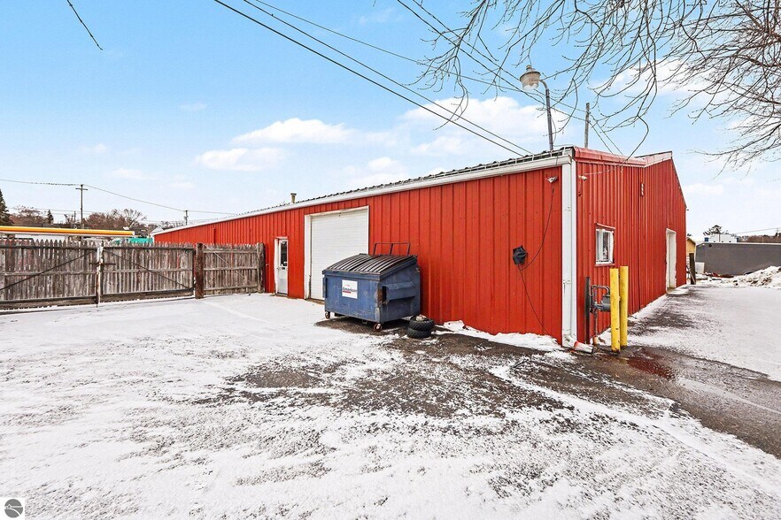 More Photos Of 414 S Mitchell St, Cadillac General Retail For Lease