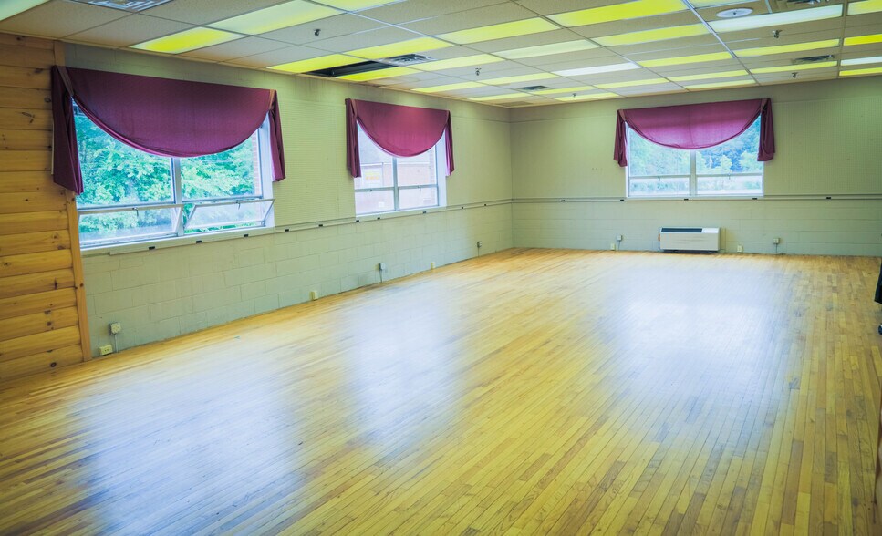 More Photos Of 700 Hepburn St, Milton Showroom For Lease