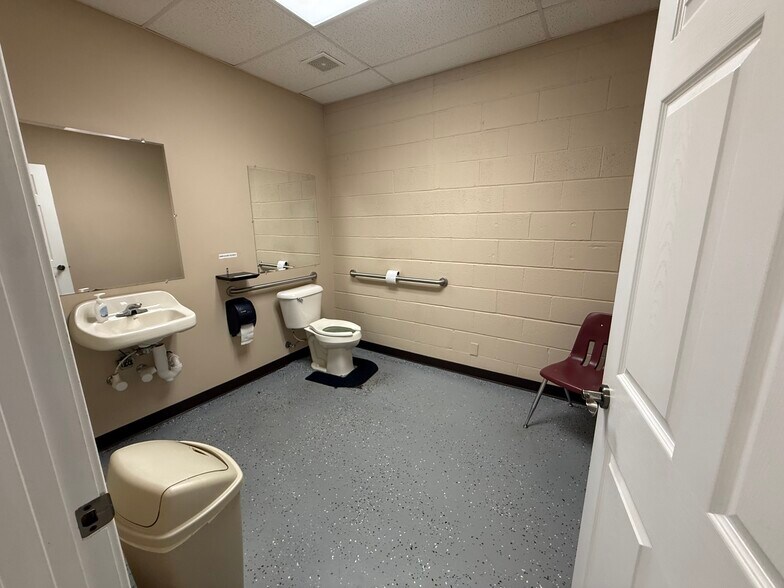 More Photos Of 206 S Church St, Union Office For Sale