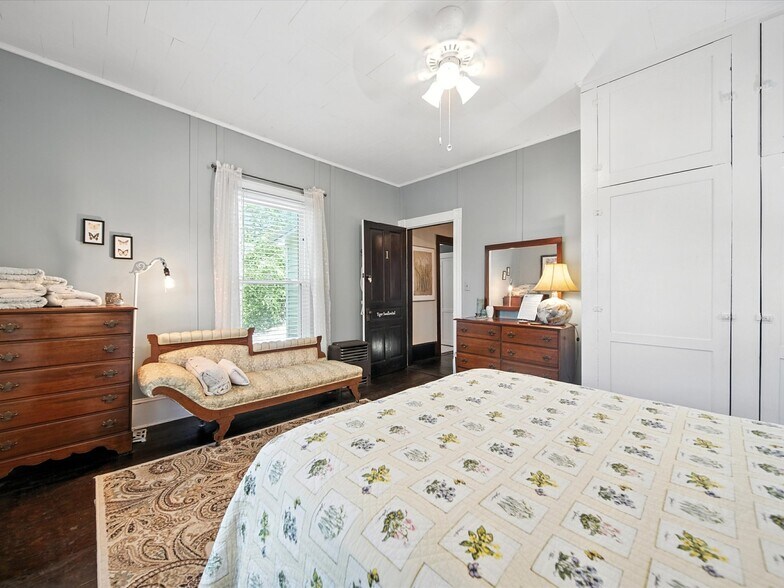 More Photos Of 221 N Main St, Clover Hospitality For Sale