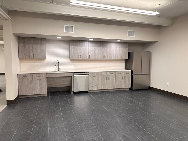 More Photos Of 2510 Lipan St, Corpus Christi Distribution For Sale