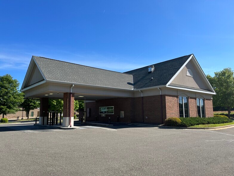 More Photos Of 136 Twin Oaks Rd, Dobson Storefront Retail Office For Lease