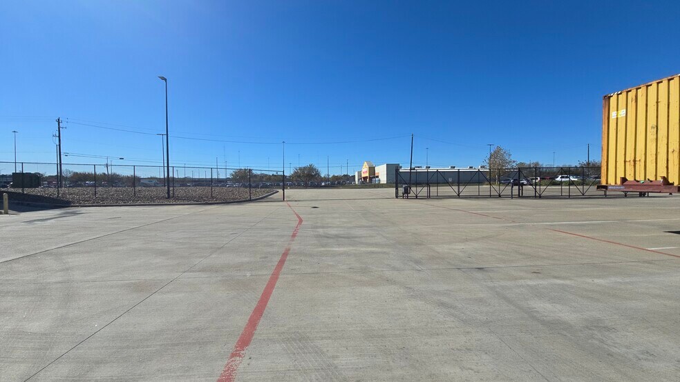 More Photos Of 5870 W Fuqua St, Houston Distribution For Lease