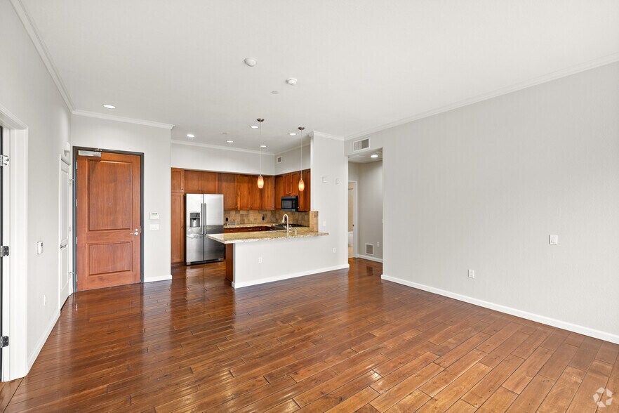 More Photos Of 16110 Ventura Blvd, Encino Apartments For Lease