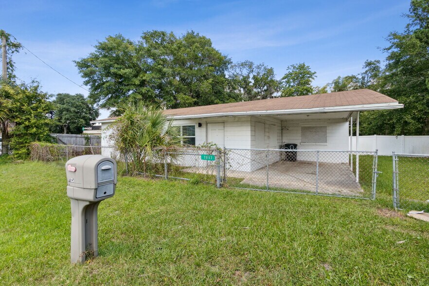 More Photos Of 7957 Blanding Blvd, Jacksonville Office Residential For Lease