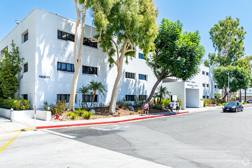 Primary Photo Of 15211 Vanowen St, Van Nuys Medical For Lease