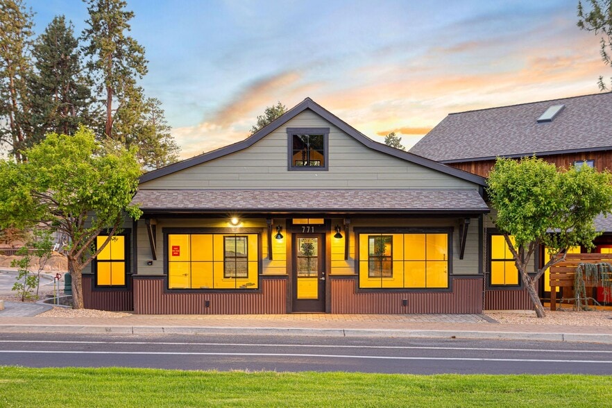 More Photos Of 771-781 W Hood Ave, Sisters Storefront Retail Residential For Lease