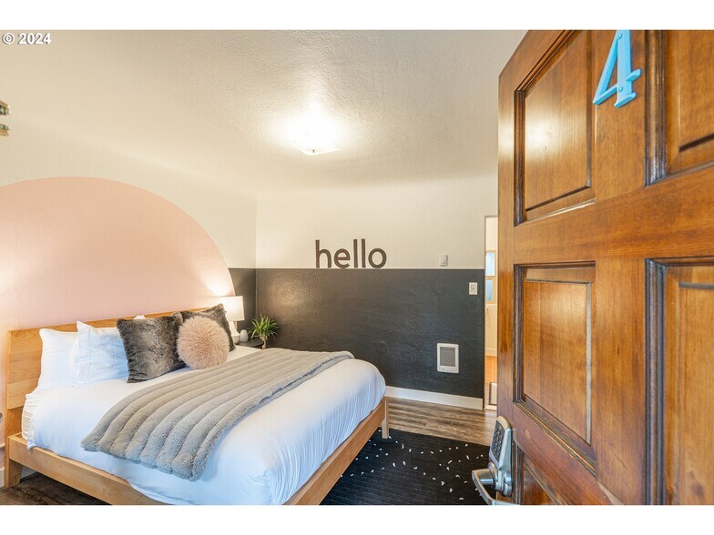 More Photos Of 1175 2nd St SE, Bandon Hotel For Sale