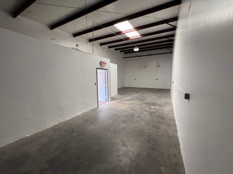 More Photos Of 1706 Martin Luther King Jr Blvd, Gainesville Warehouse For Lease