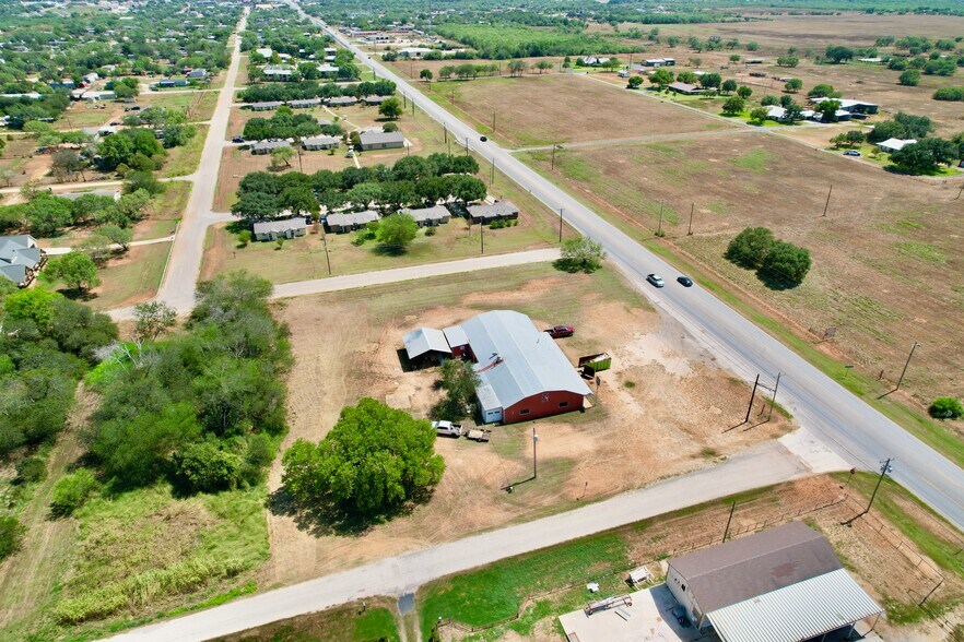 More Photos Of 3105 Zanderson Ave, Jourdanton General Retail For Lease