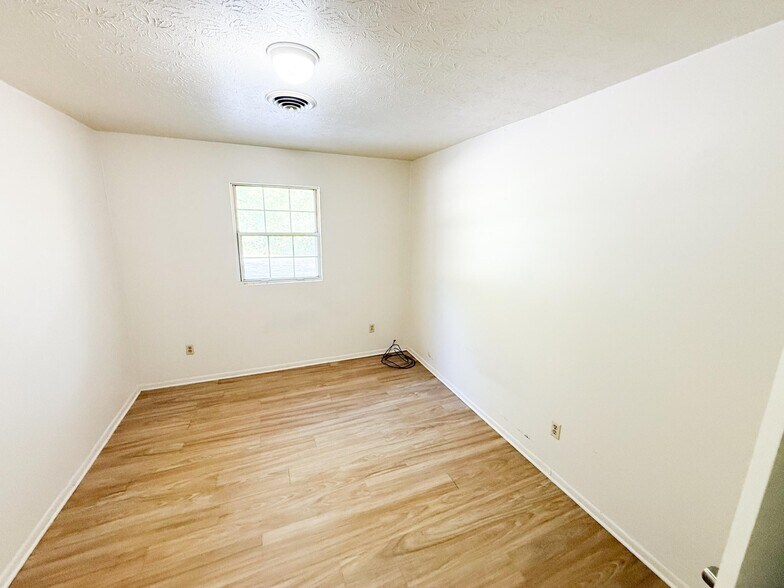 More Photos Of 105 Loveless Ln, Somerset Apartments For Sale