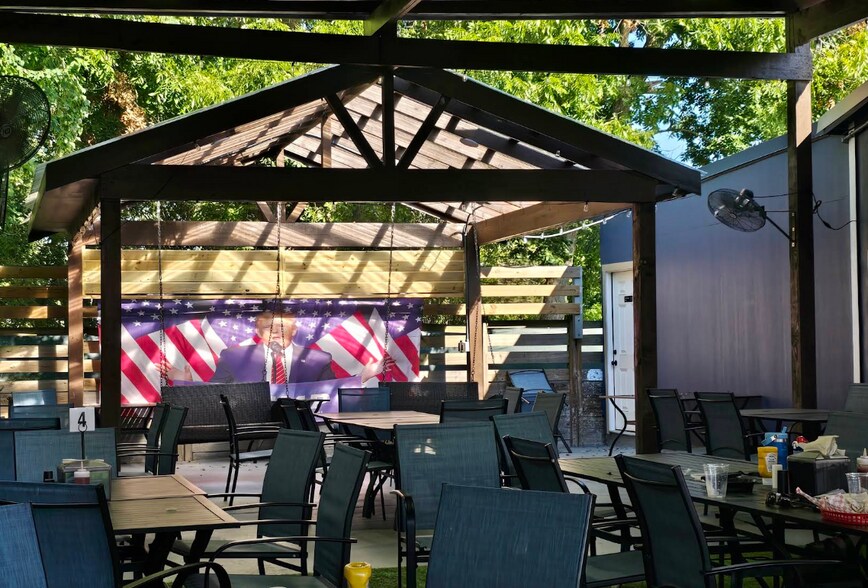 More Photos Of 409 Bradford Ave, Kemah General Retail For Lease