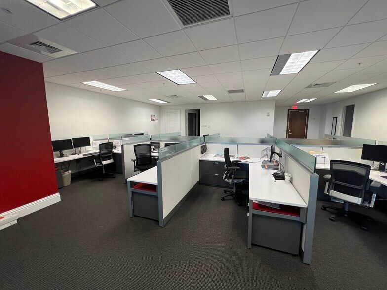 More Photos Of 999 Vanderbilt Beach Rd, Naples Office For Lease