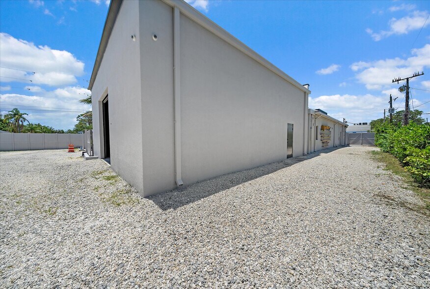 More Photos Of 2407 Bee Ridge Rd, Sarasota Restaurant For Sale