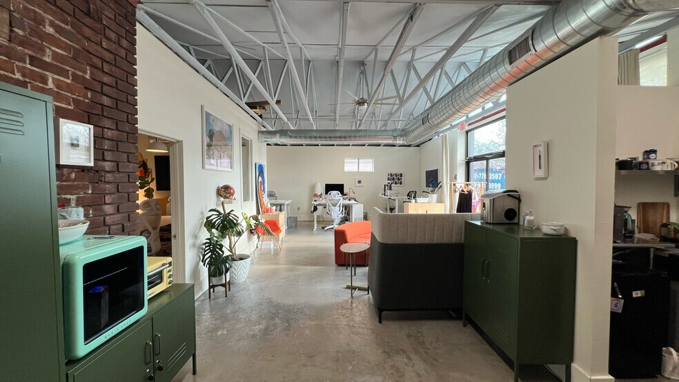 More Photos Of 128 Dewees St, Lexington Freestanding For Lease