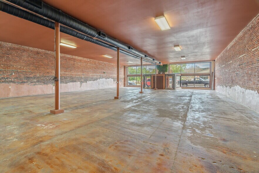 More Photos Of 824 Tennessee Ave, Etowah Storefront Retail Office For Sale
