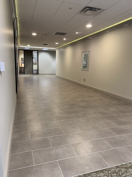 More Photos Of 8545 United Plaza Blvd, Baton Rouge Office For Lease