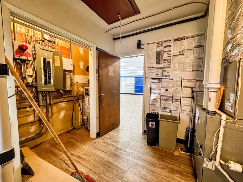 More Photos Of 33 Transport Dr, Bennington Freestanding For Sale