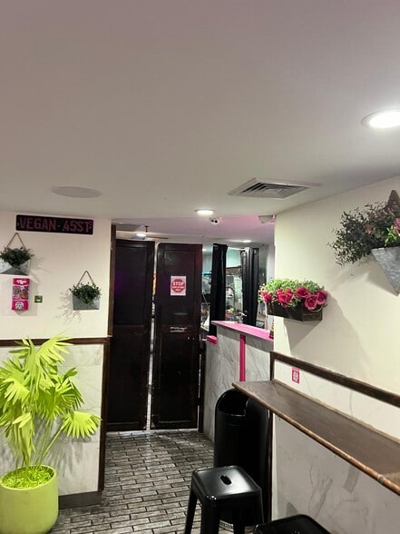 More Photos Of 24 W 45th St, New York Apartments For Lease